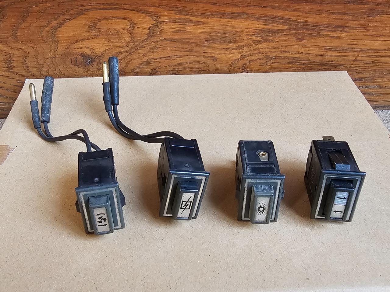 Bouton tableau et caoutchouc CITROEN DS LesAnciennes.com