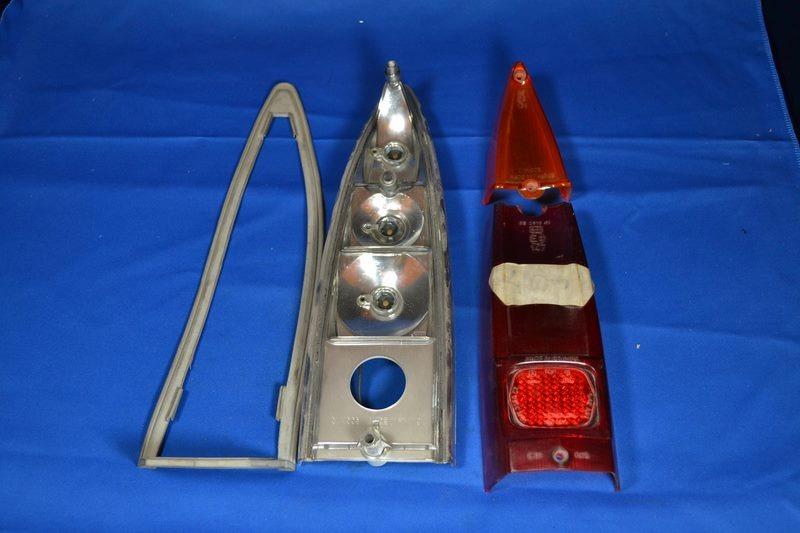 Feu AR PEUGEOT 404 BREAK complet LesAnciennes.com