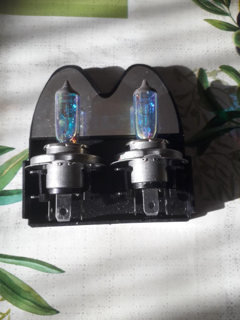 Ampoules bleue H4, 12volts,15e LesAnciennes.com