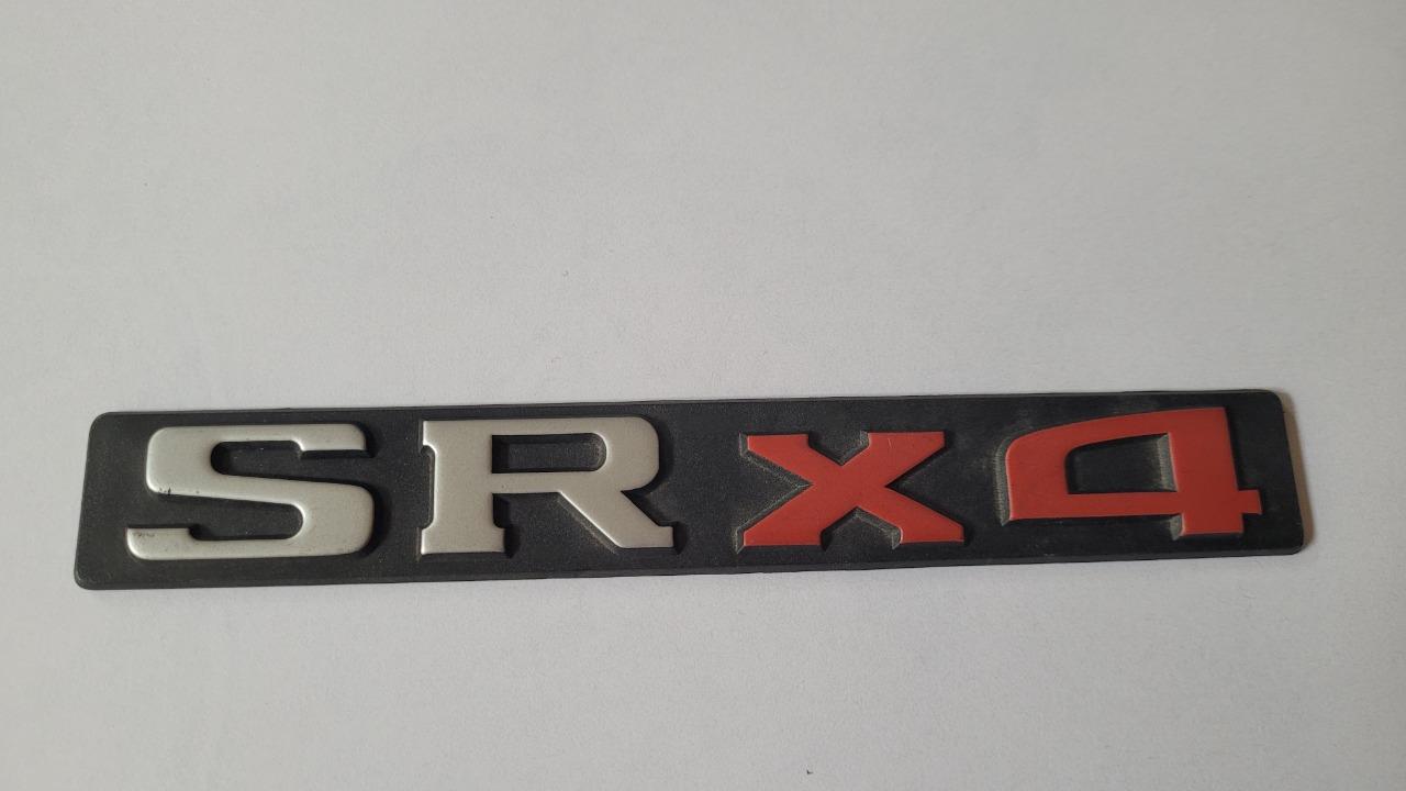 Logo coffre arrière Peugeot 405 SRX4 LesAnciennes.com