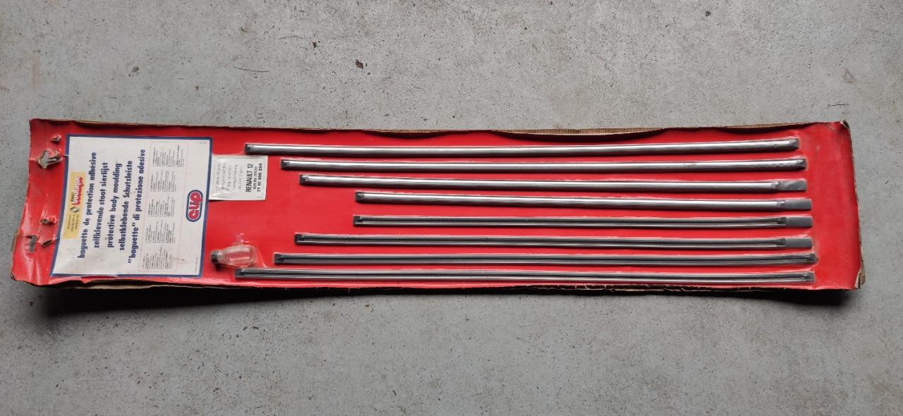 Baguettes de protection RENAULT 12 (R12) LesAnciennes.com