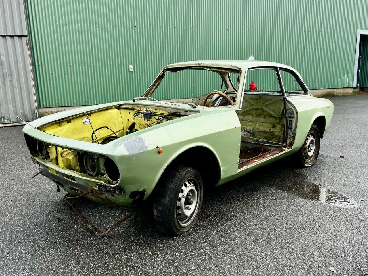 ALFA ROMEO 2000 GT Veloce - 1970 LesAnciennes.com