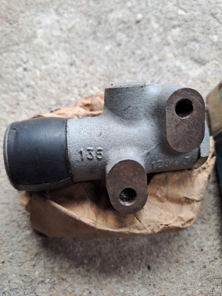 Répartiteur RENAULT 12 (R12) LesAnciennes.com