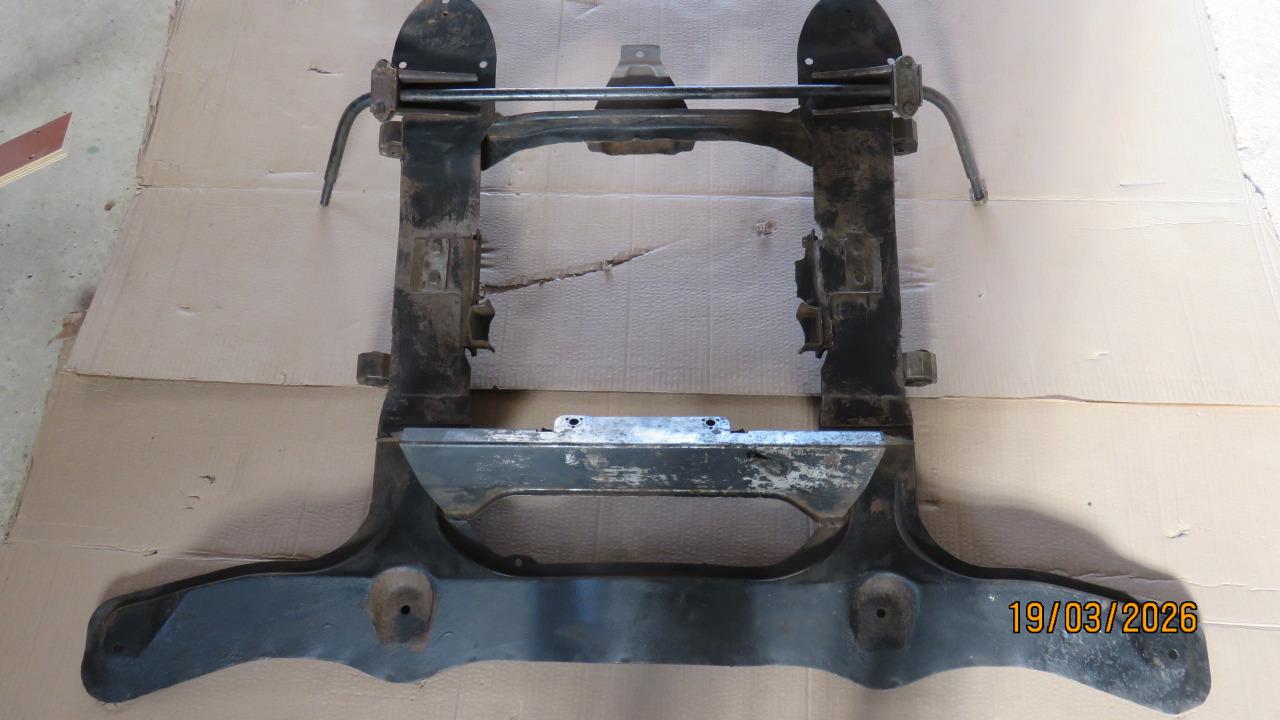 Berceau moteur PEUGEOT 304 Berline/ Coupé/ Cabr LesAnciennes.com