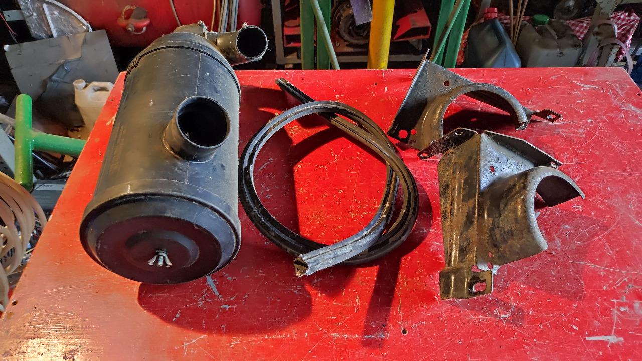 Boîtier de filtre à air Renault R18 et supports LesAnciennes.com