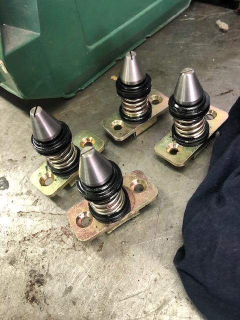 Goupilles de fixation du capot Ferrari F40 LesAnciennes.com