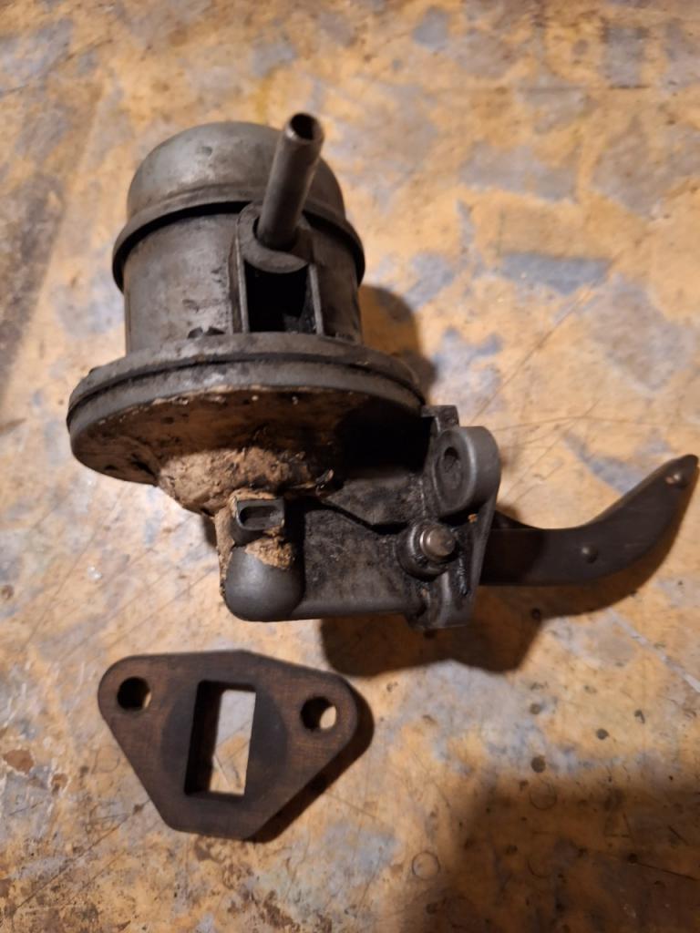 Pompe à essence SIMCA 1501 LesAnciennes.com