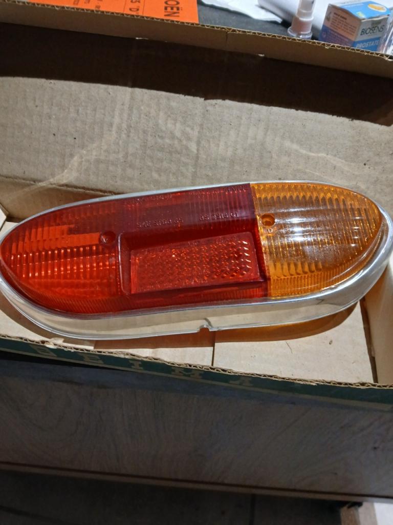 Cabochon ard PEUGEOT 204 1er modèle 1966 LesAnciennes.com