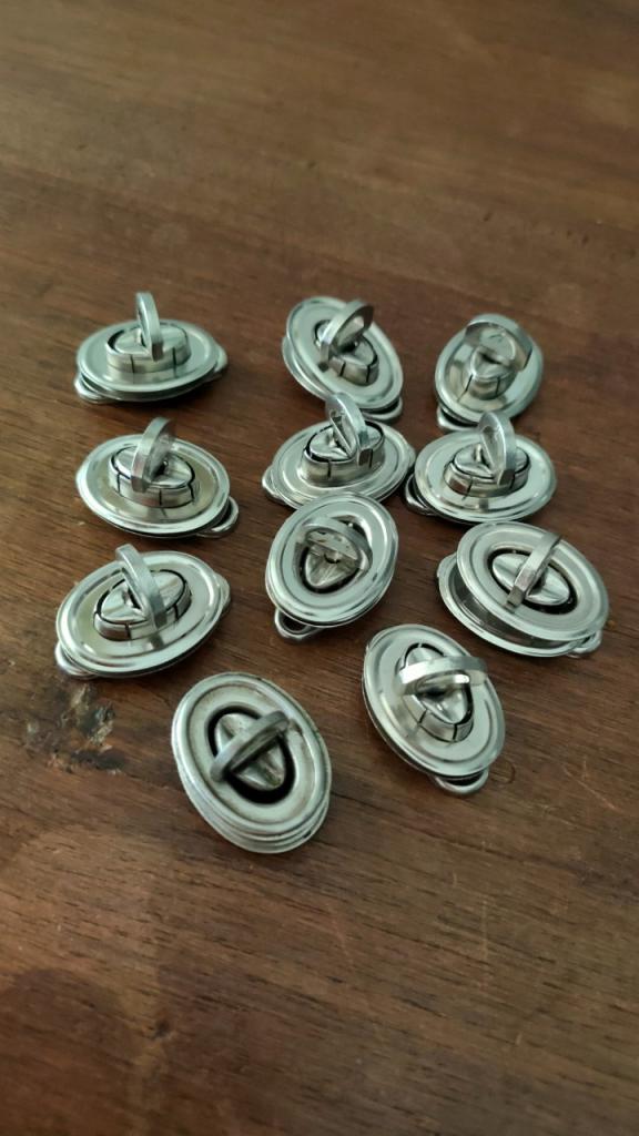 Tourniquets avec œillets et plaques LesAnciennes.com