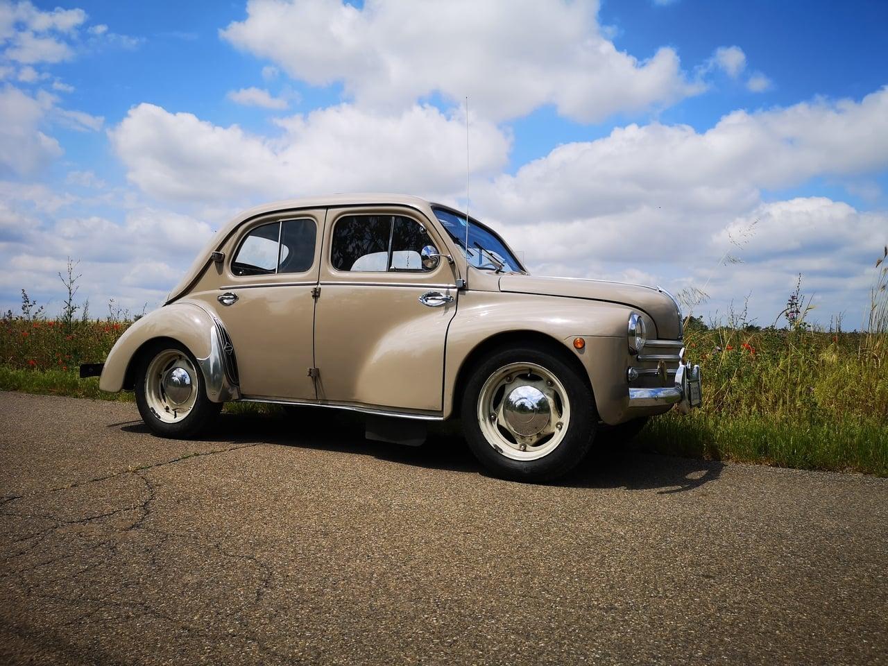 1956 Renault 4CV Affaires LesAnciennes.com
