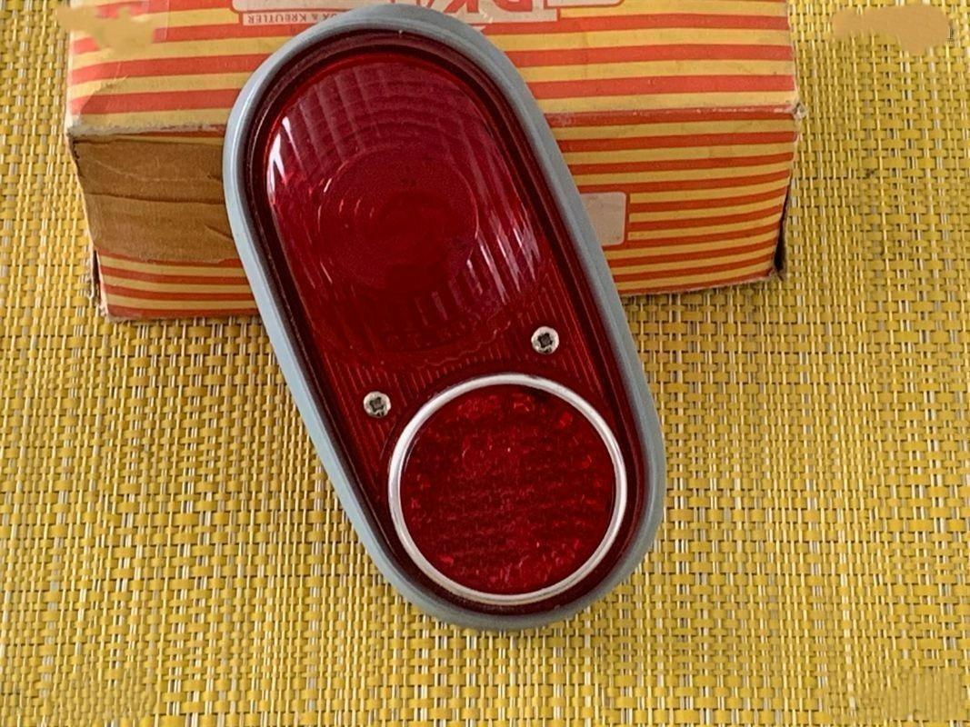 Cabochon arrière - RENAULT Estafette 1er modèle LesAnciennes.com