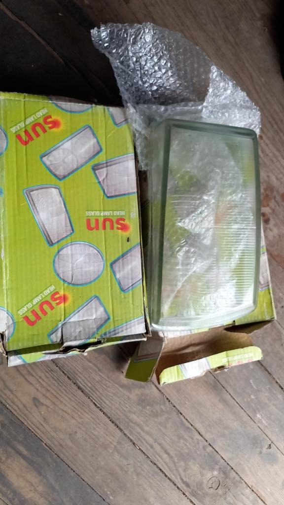 Glace de phare PEUGEOT 304 cabriolet LesAnciennes.com