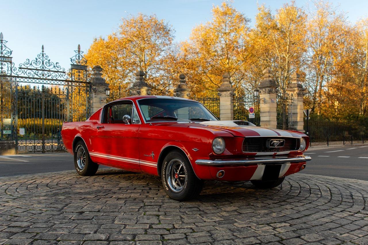 FORD Mustang Fastback - 1965 LesAnciennes.com