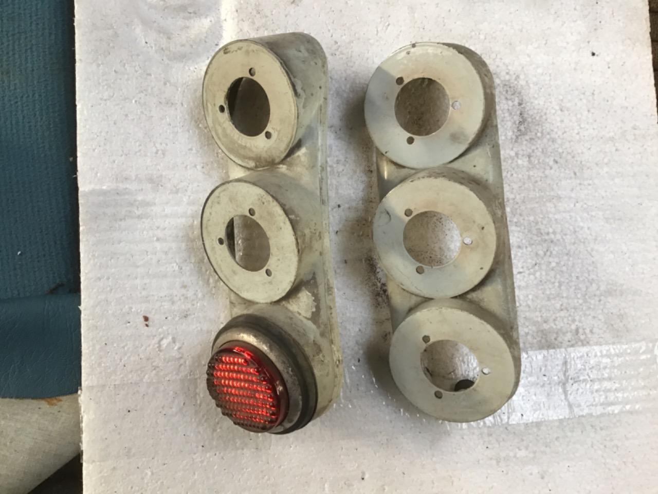 PLATINES FEUX ARRIÈRES PANHARD PL 17 LesAnciennes.com