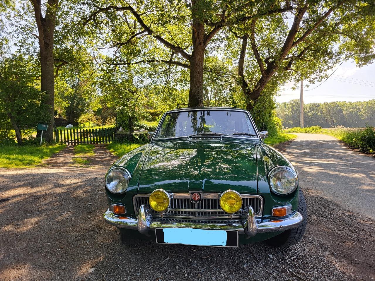 MG MGB GT - 1967 LesAnciennes.com