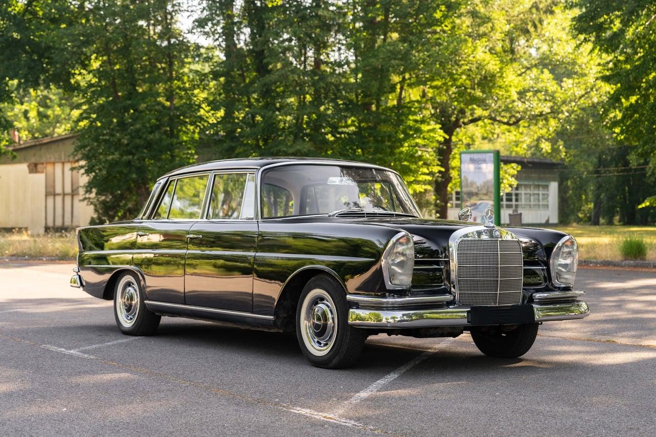 1962 Mercedes-Benz 220 SB W111 LesAnciennes.com