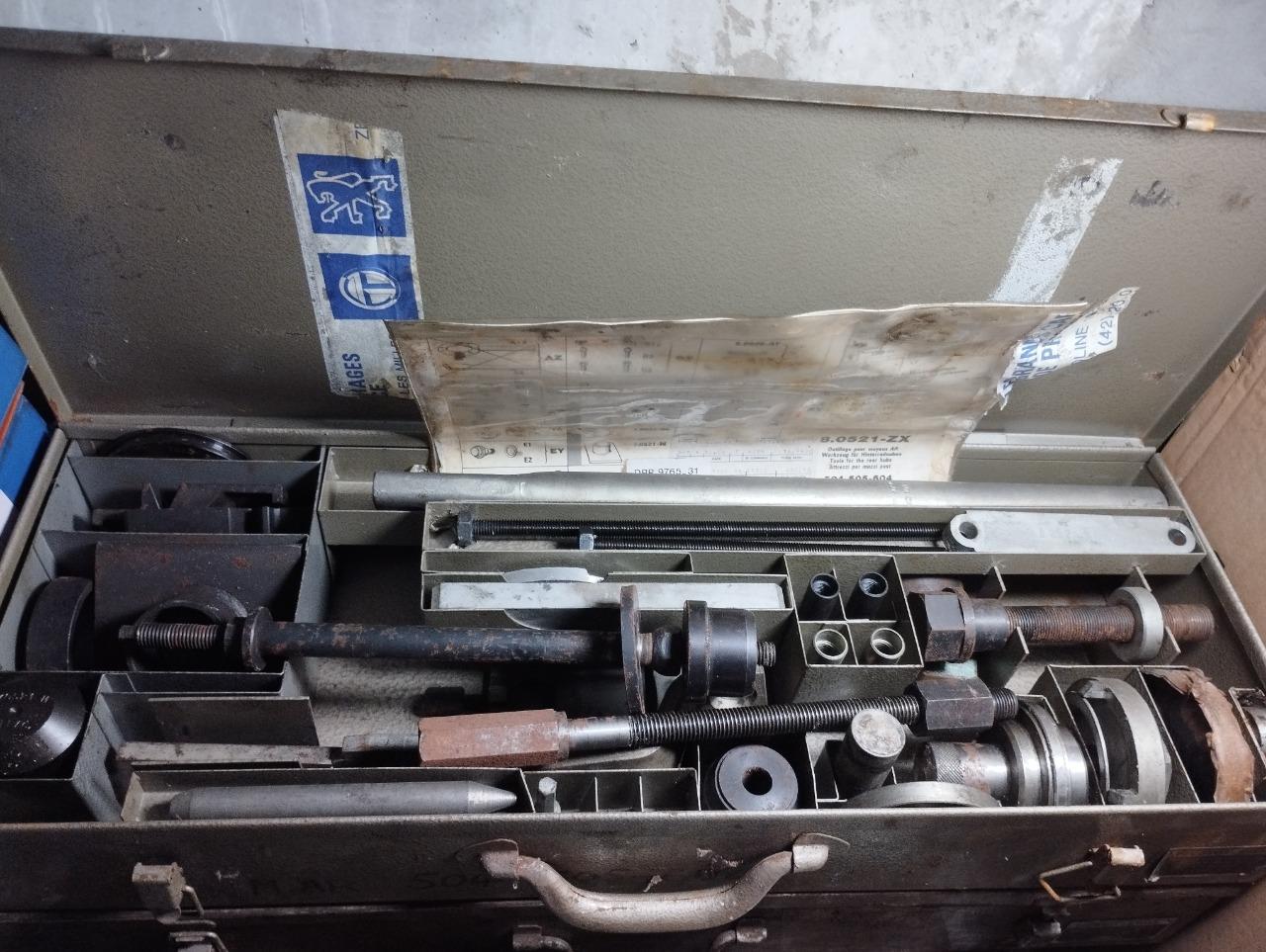 Coffret outillage PEUGEOT 504 LesAnciennes.com