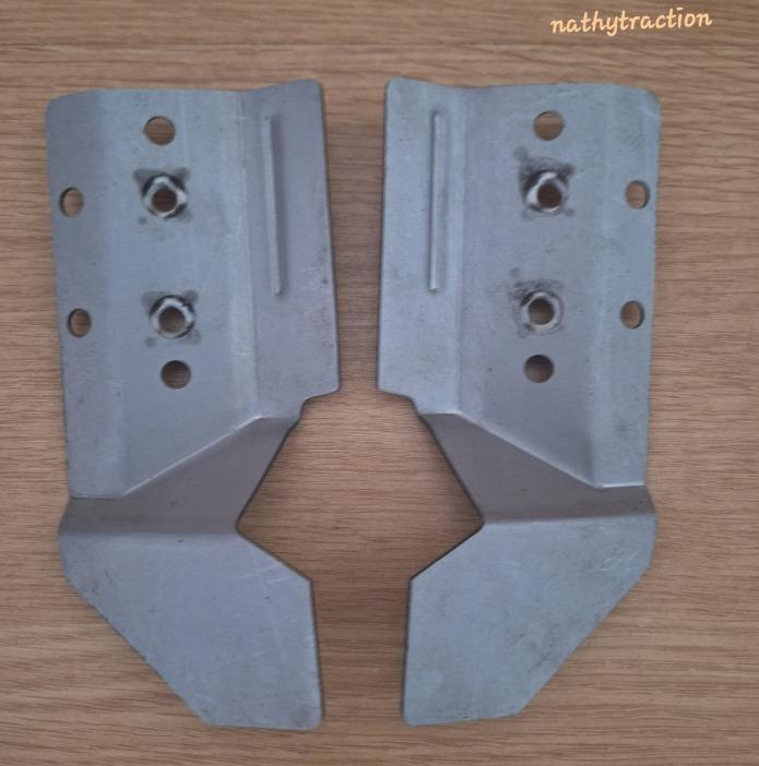 Paire supports inf de charnière portes AV pour 2CV LesAnciennes.com