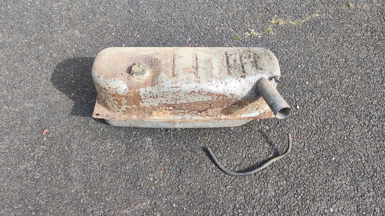 Réservoir de carburant Renault R8 LesAnciennes.com