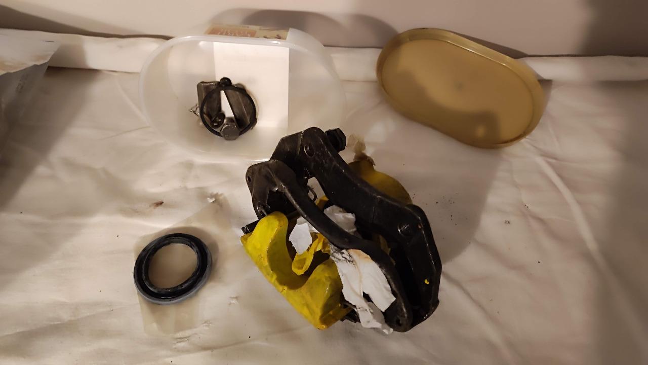 Gros frein AV Alpine A110 R8 Gordini - 2 LesAnciennes.com