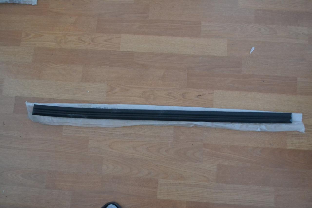 Baguette sup. porte AV G PEUGEOT 305 LesAnciennes.com