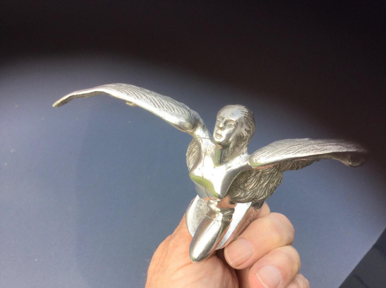 Mascotte auto bouchon de radiateur femme ailée LesAnciennes.com