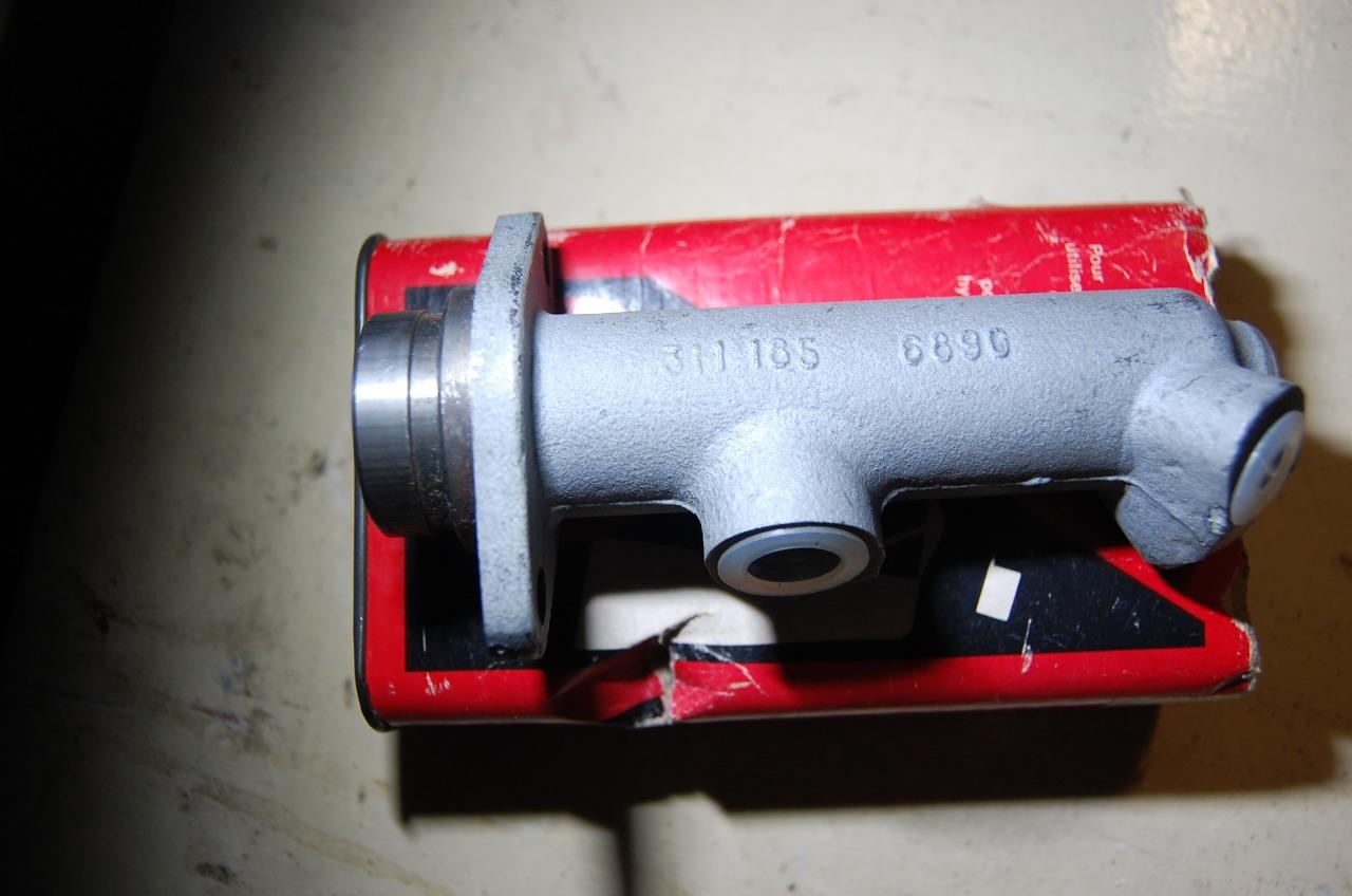 Maitre cylindre de frein RENAULT estafette LesAnciennes.com