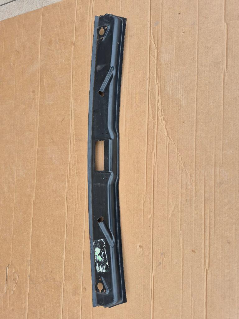 Traverse Sup Baie de Pare-Brise PEUGEOT 205 LesAnciennes.com