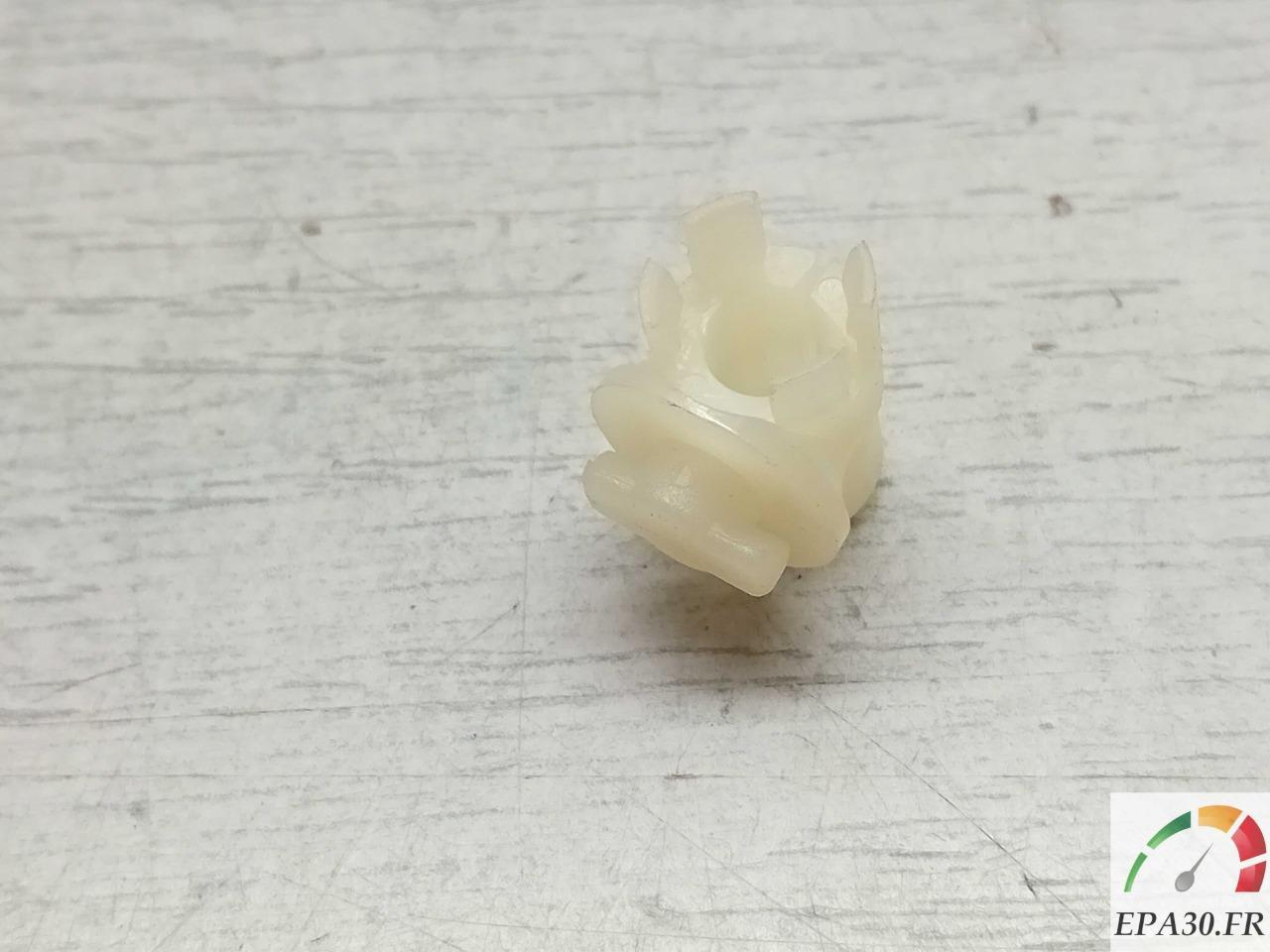 4315884 CLIP FIXATION CABLE DE DEMARREUR FIAT 500R LesAnciennes.com