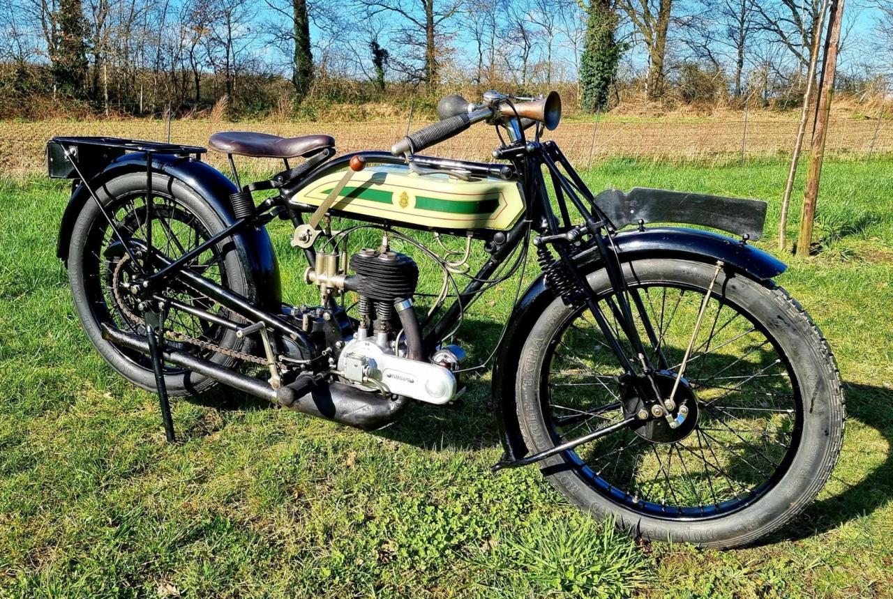 1926 Triumph QA flattanker LesAnciennes.com