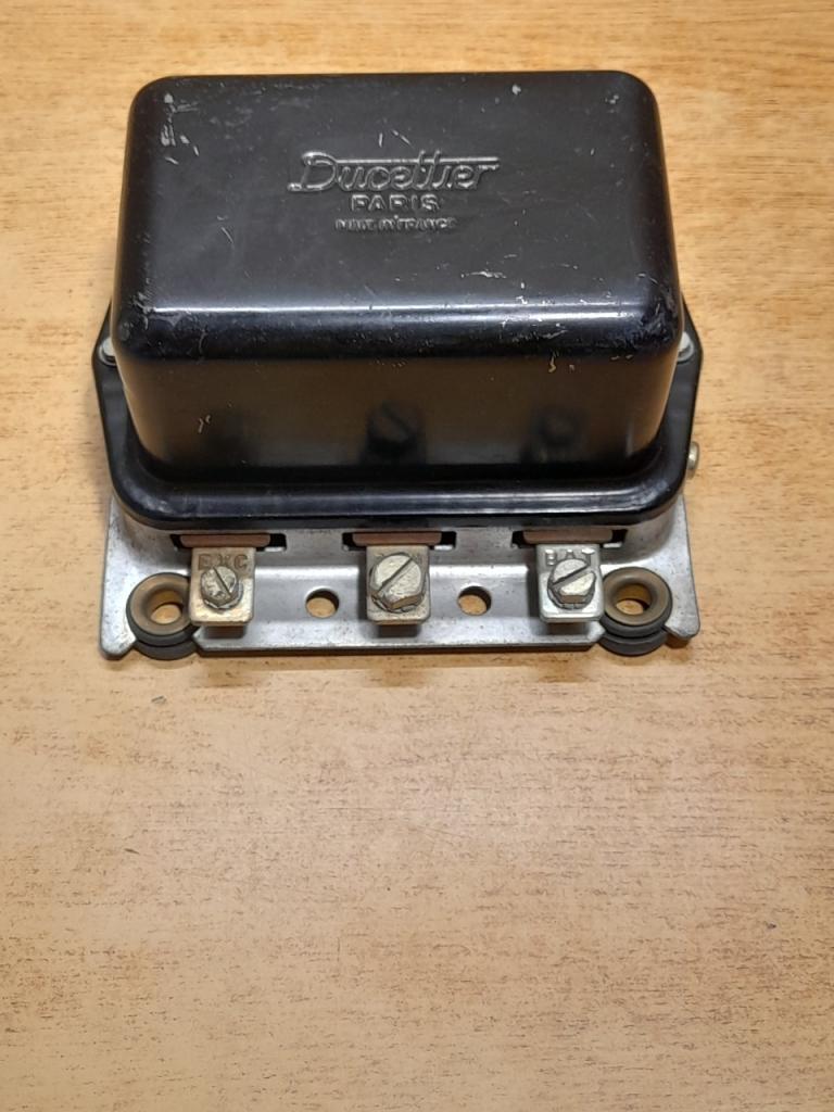 Régulateur de Dynamo Renault Frégate Colorale LesAnciennes.com