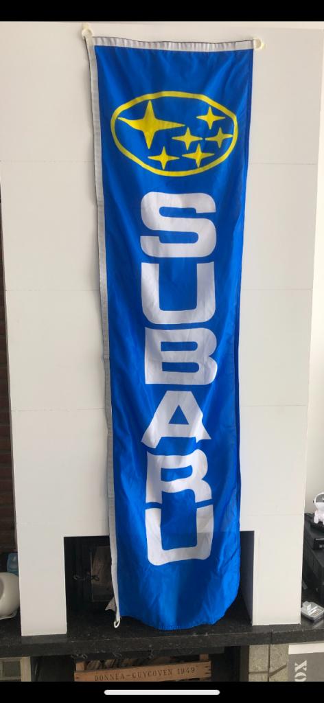 Drapeau publicitaire subaru LesAnciennes.com