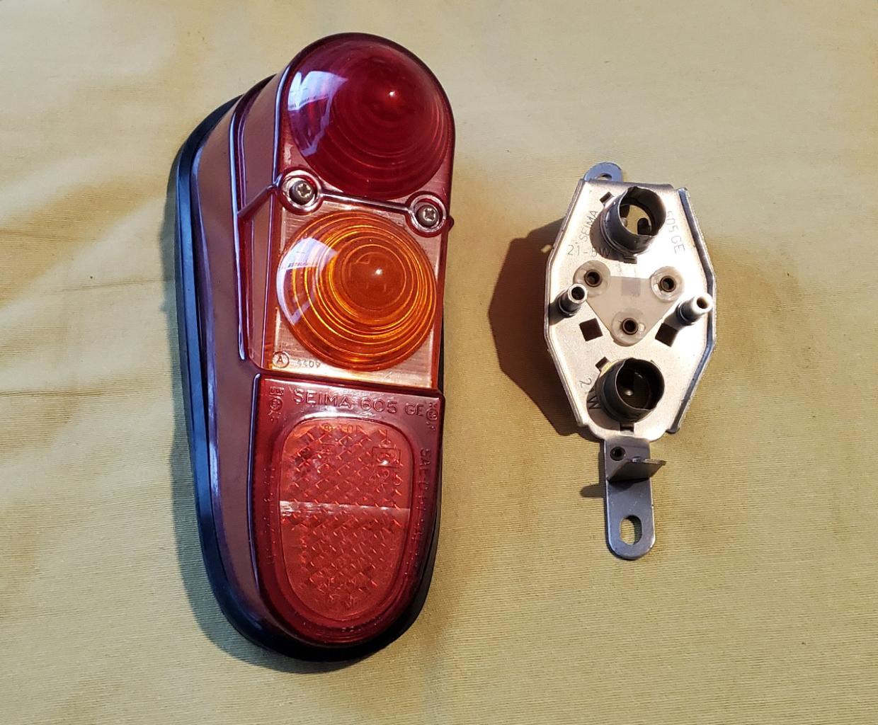 Feu arrière gauche neuf VALEO RENAULT 4 4L LesAnciennes.com