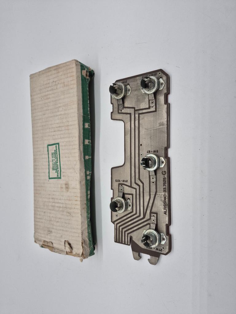 Platine Feu ARG PEUGEOT 305 LesAnciennes.com