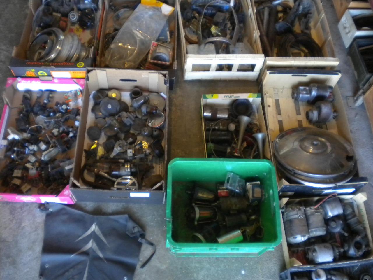 Lot de pièces ENSEMBLE PIÈCES voitures anciennes LesAnciennes.com