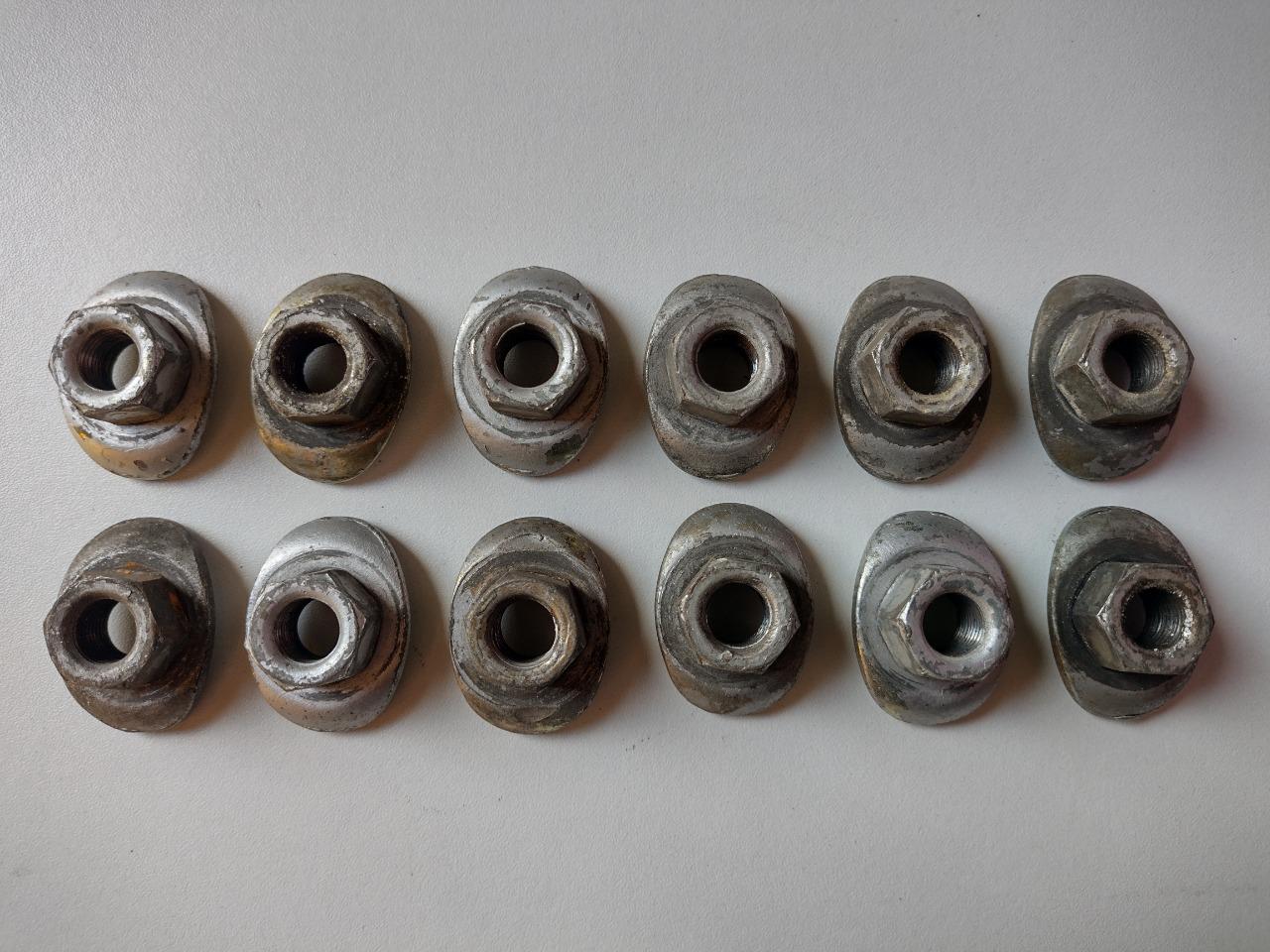 12 écrous de roue de Peugeot 304 cabriolet LesAnciennes.com