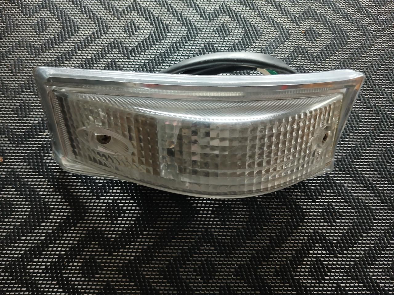 Clignotant droit SIMCA 1000 série 2 LesAnciennes.com