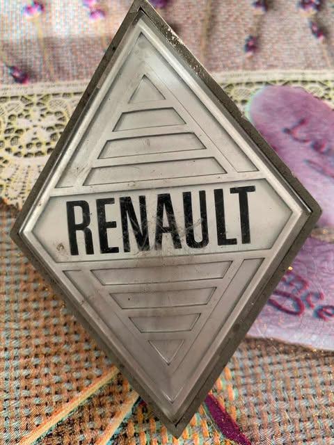 Insigne RENAULT 4L (R4L) LesAnciennes.com