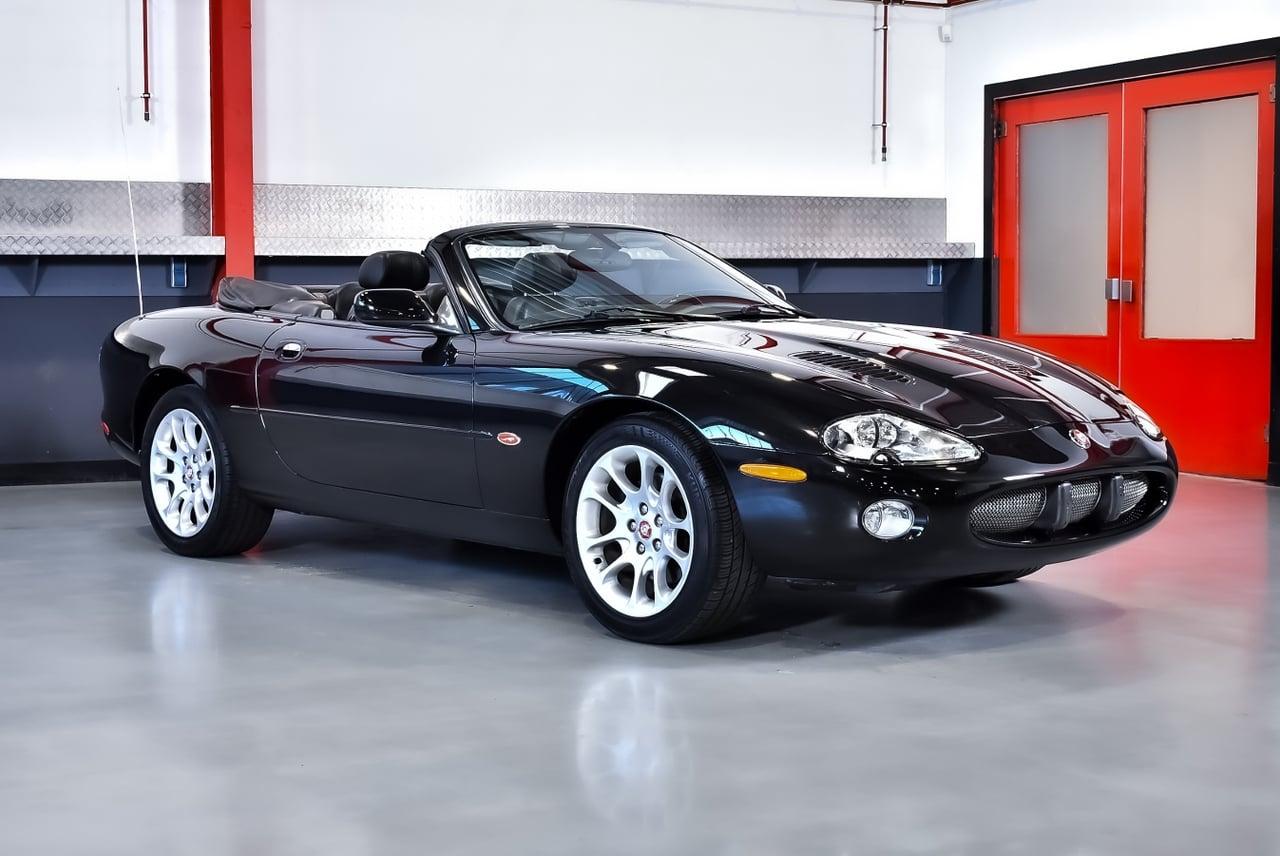 2002 Jaguar XKR Convertible "Supercharged" 4,0L V8 LesAnciennes.com