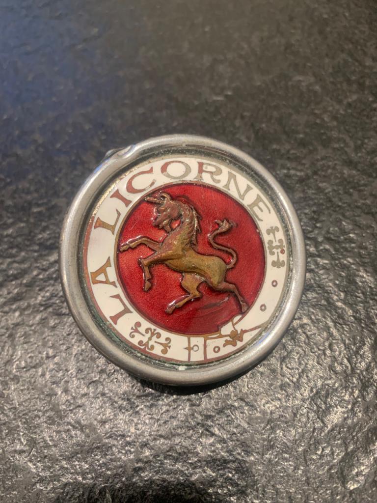 Insigne calandre LA LICORNE LesAnciennes.com