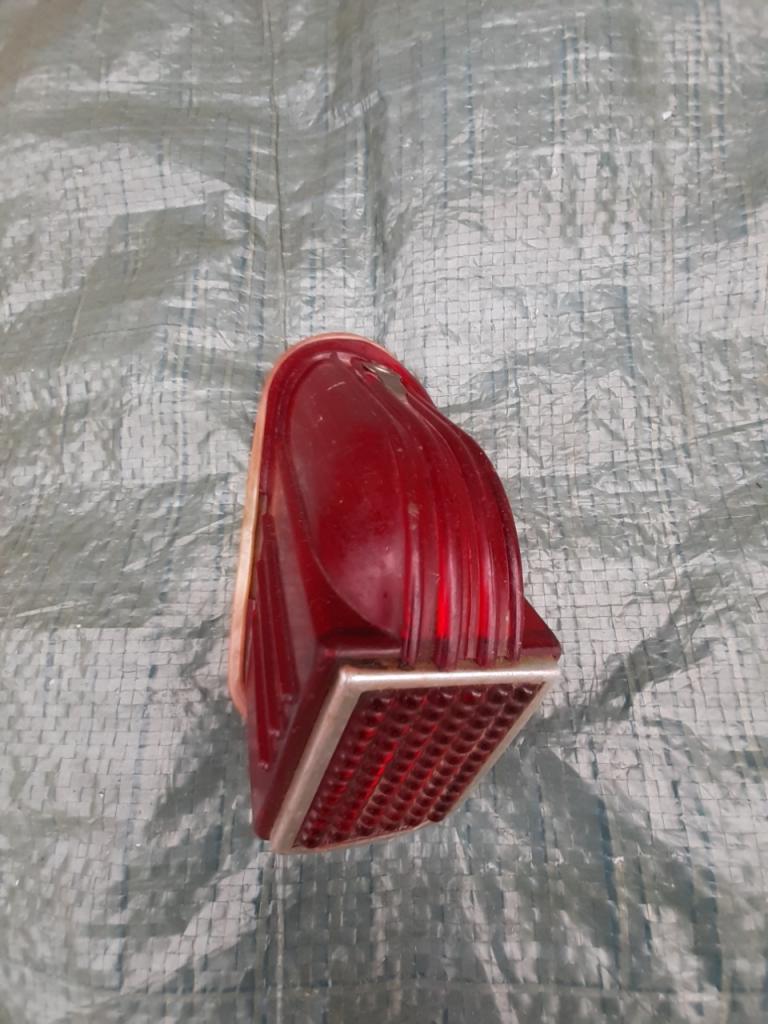 Cabochon feu arrière gauche1° modèle LesAnciennes.com