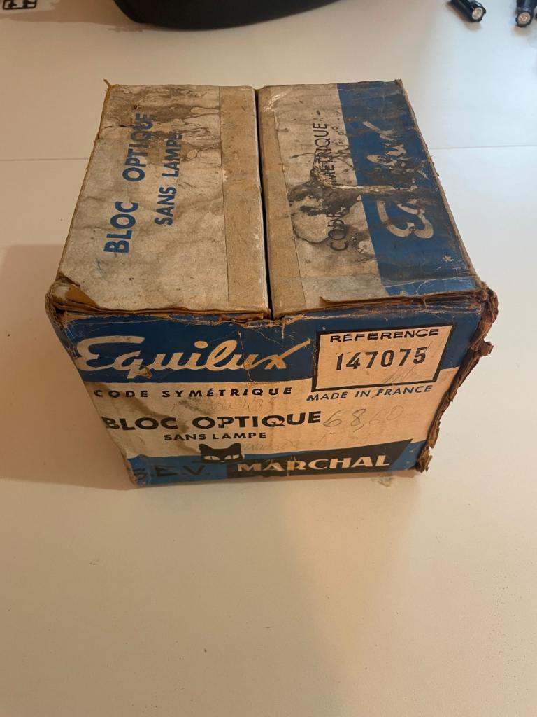 Phare Marchal neuf avec boîte Peugeot 403 LesAnciennes.com