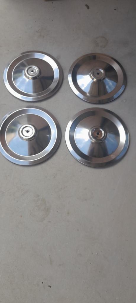 PEUGEOT 404 enjoliveurs de roue neufs LesAnciennes.com