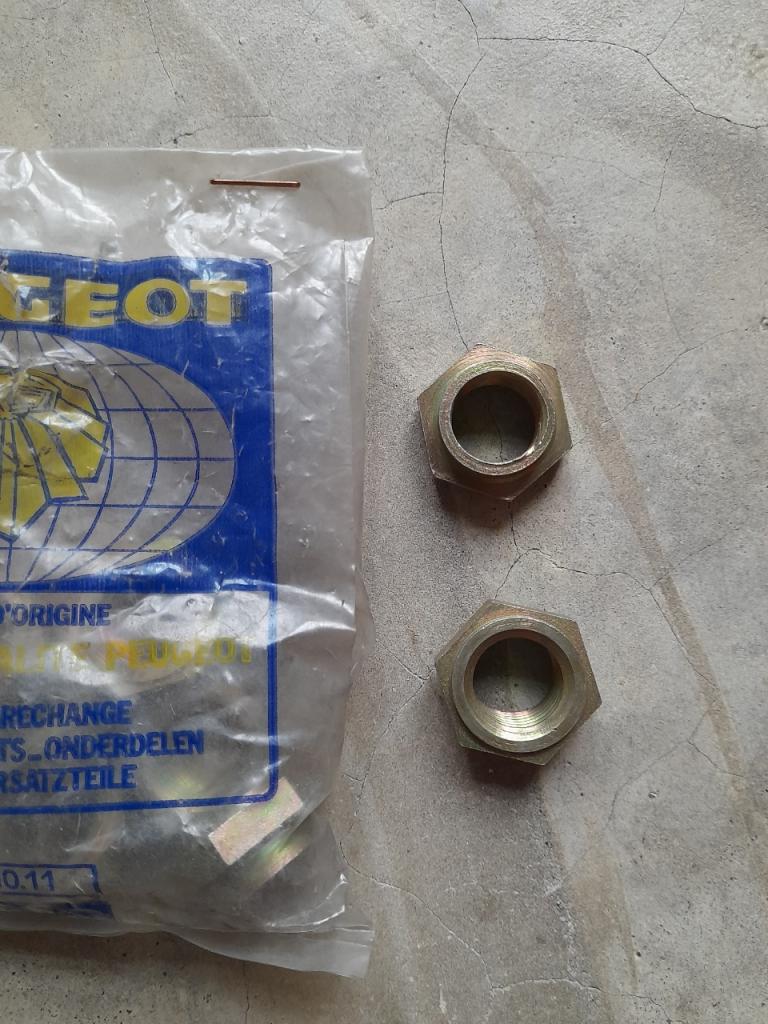 Écrous de blocage de direction Peugeot 204 et 504 LesAnciennes.com