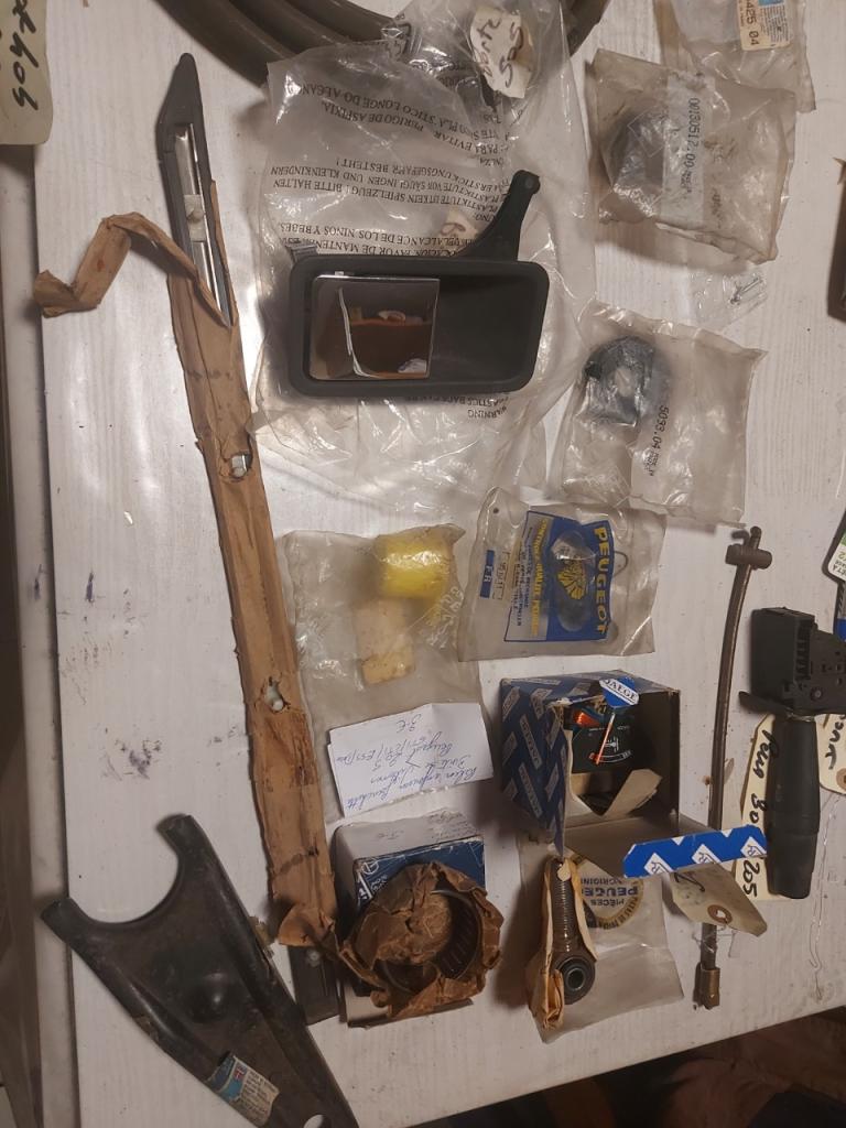 Lot de Pièces PEUGEOT 404/504/205 /D 4 B LesAnciennes.com