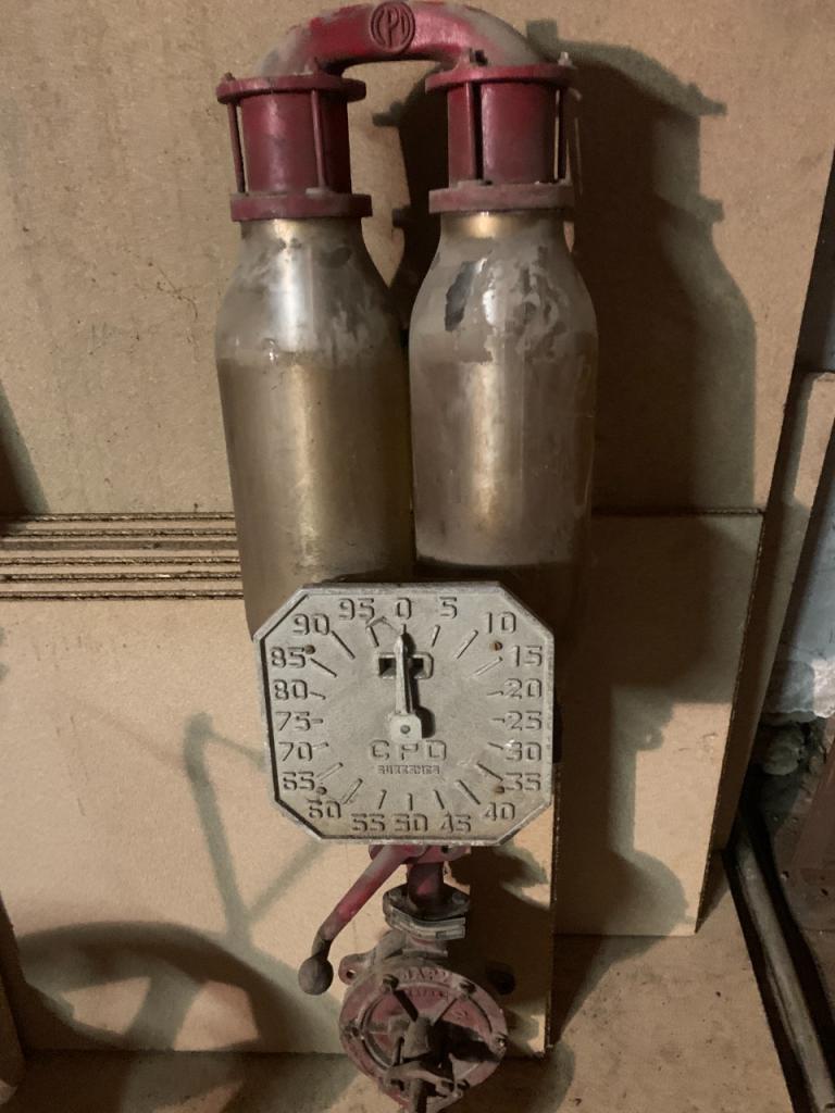 Pompe carburant murale LesAnciennes.com