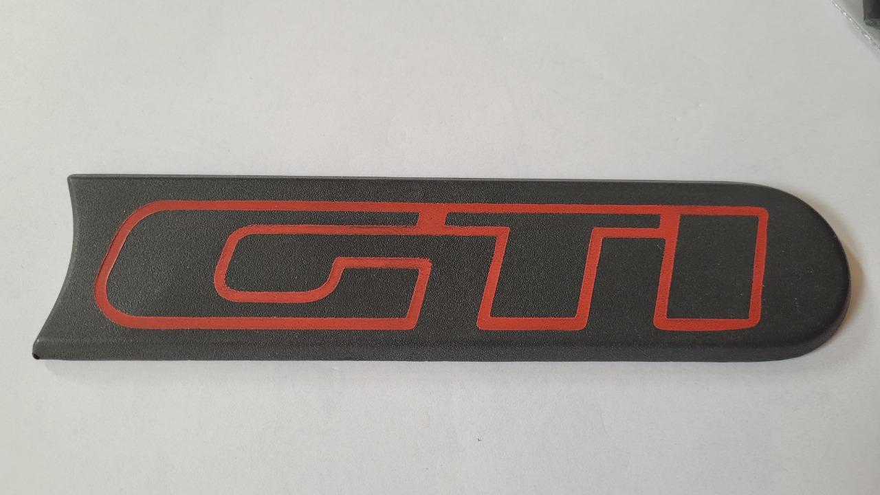 Emblème PEUGEOT 205 GTI LesAnciennes.com