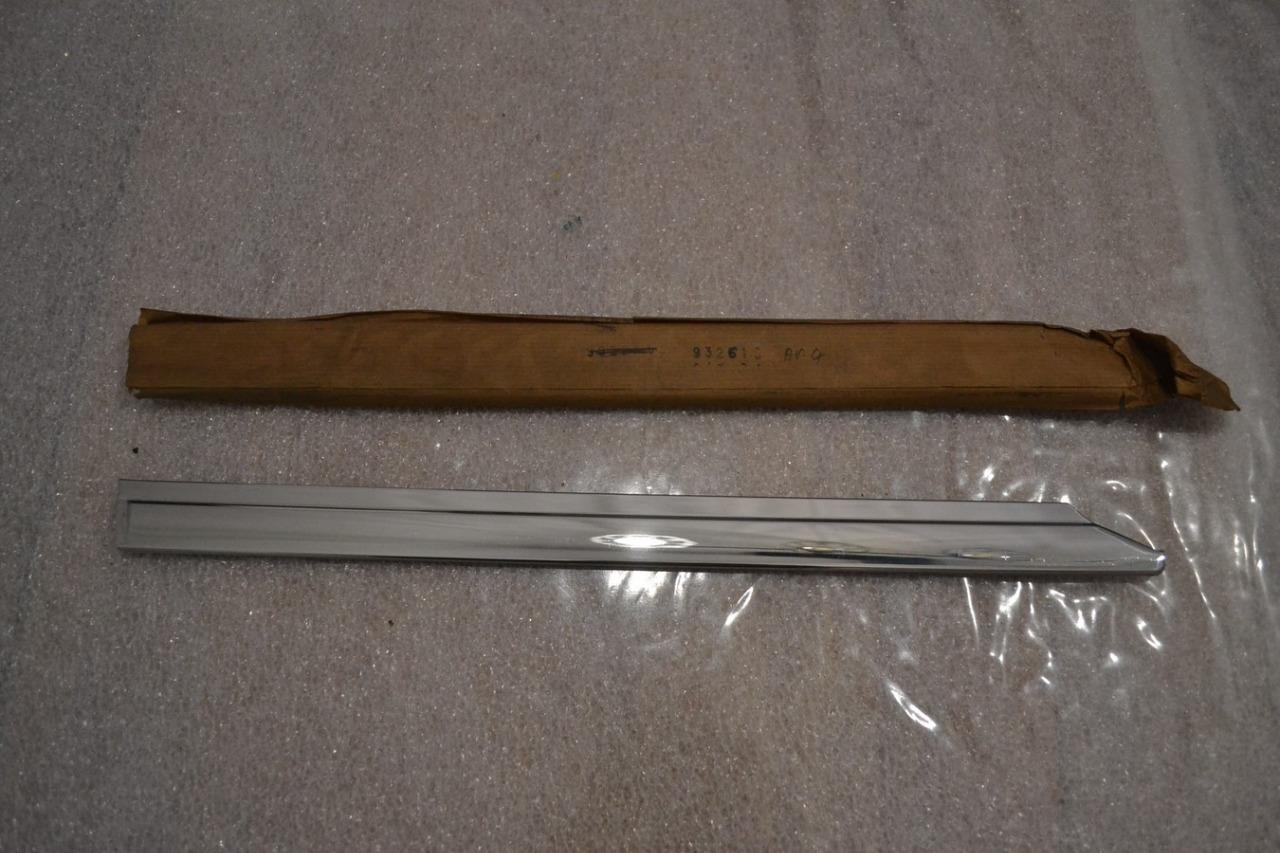 Enjoliveur AR porte AV G PEUGEOT 304, neuf LesAnciennes.com