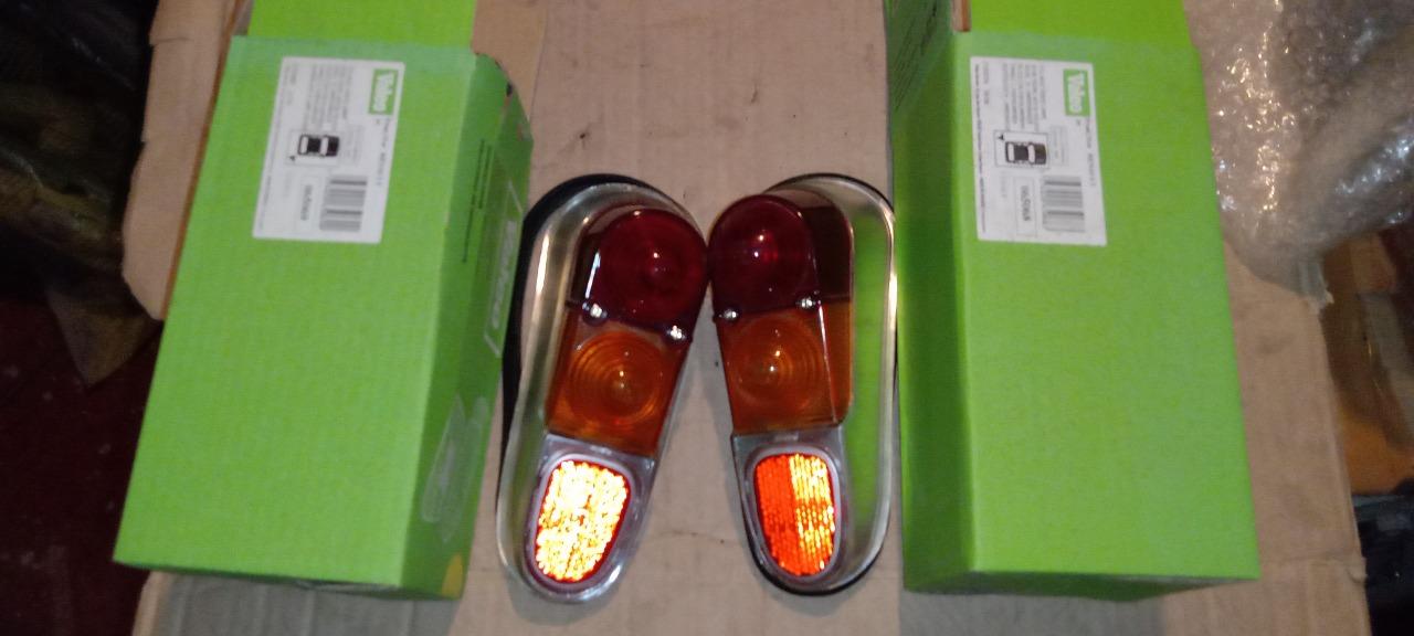 Renault R-4. Paire de feux arrière chromés LesAnciennes.com