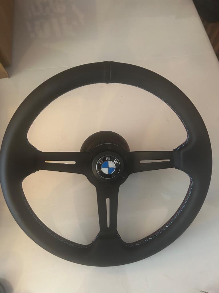 Volant sport 3 branches neufs pour BMW LesAnciennes.com